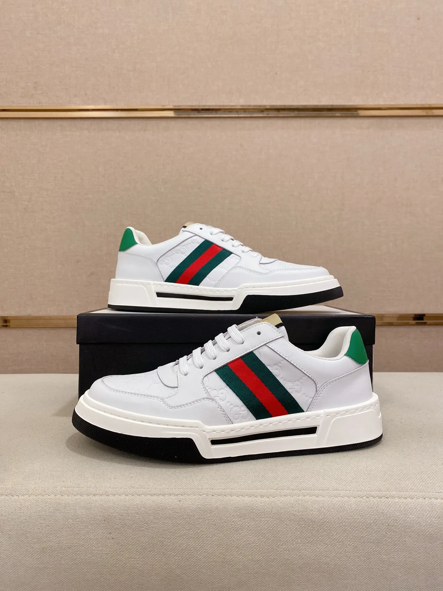 Men's Men's Shoes💰 420💰【Gucci】Gucci men's latest series of casual shoes! The official website is built 1:1. The upper is made of imported high-quality cowhide, and the lining is made of high-quality sheepskin, which is soft and comfortable. Picky selection of materials and exquisite workmanship give you the best enjoyment. Number of yards: 38-44 yards.